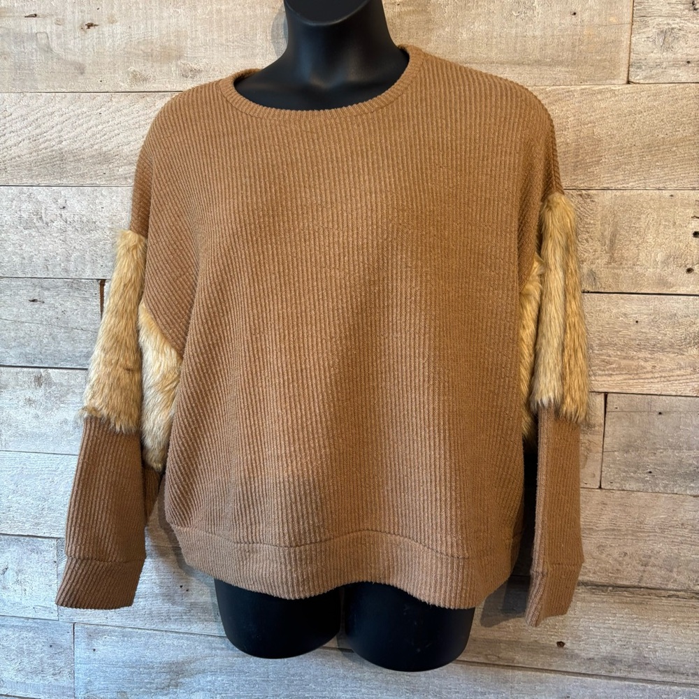 🛍️3/$30 Zara women’s ribbed faux fur trimmed sweater in size large